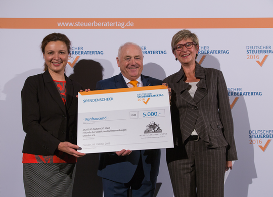 Übergabe Charity Scheck